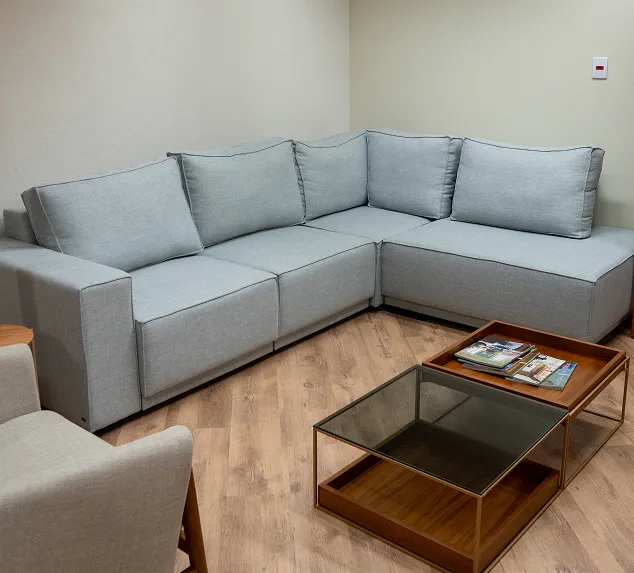 Hausmöbel - Sofá cinza com mesa de descanso